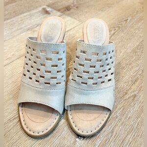 Born block style heel shoe